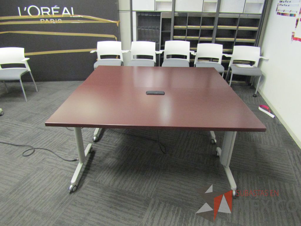 Lote 229 - Mesa de trabajo plegable rectangular con estructura gris, ruedas negras, cubierta color café y accesorios para conexiones. - Imagen 7