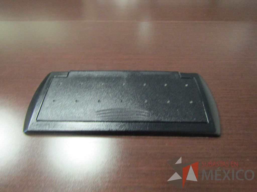Lote 441 - 2 Mesas de trabajo plegables rectangulares con estructura gris, ruedas negras, cubierta color café y accesorios para conexiones - Imagen 7