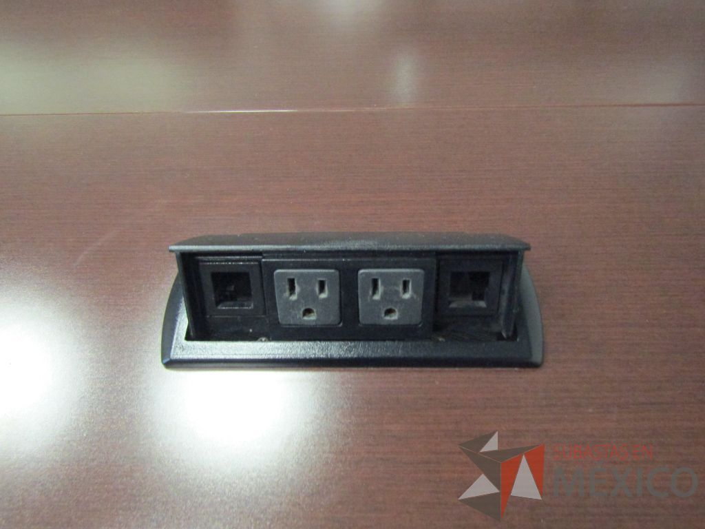 Lote 441 - 2 Mesas de trabajo plegables rectangulares con estructura gris, ruedas negras, cubierta color café y accesorios para conexiones - Imagen 8
