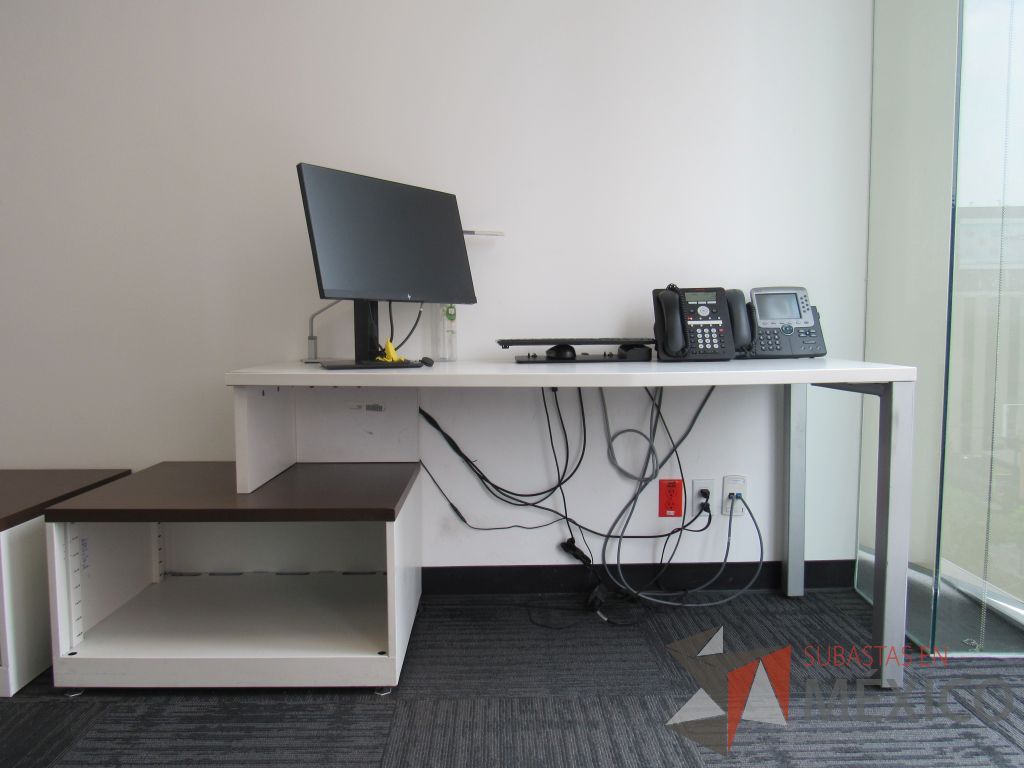 Lote 203 - Escritorio en escuadra con gabinete bajo de pedestal y Gabinete de 1 cajón con cubierta color café. - Imagen 2