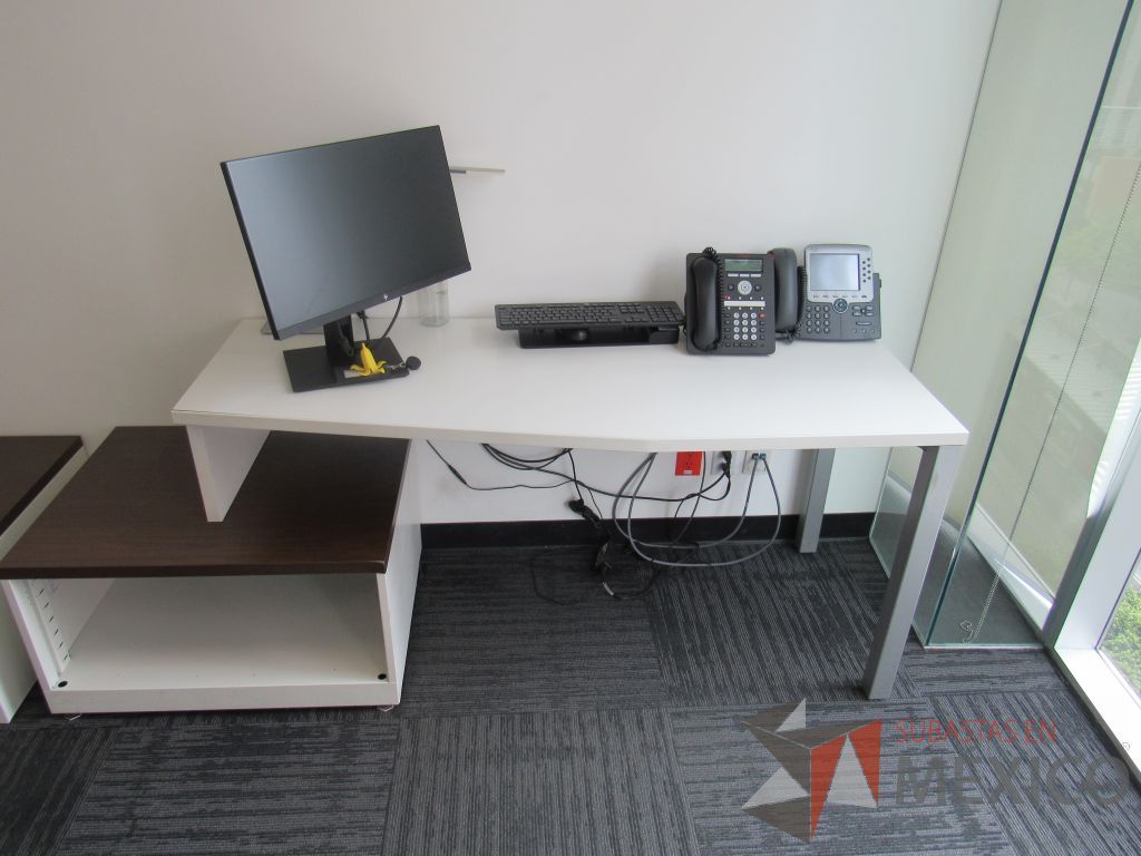 Lote 203 - Escritorio en escuadra con gabinete bajo de pedestal y Gabinete de 1 cajón con cubierta color café. - Imagen 3