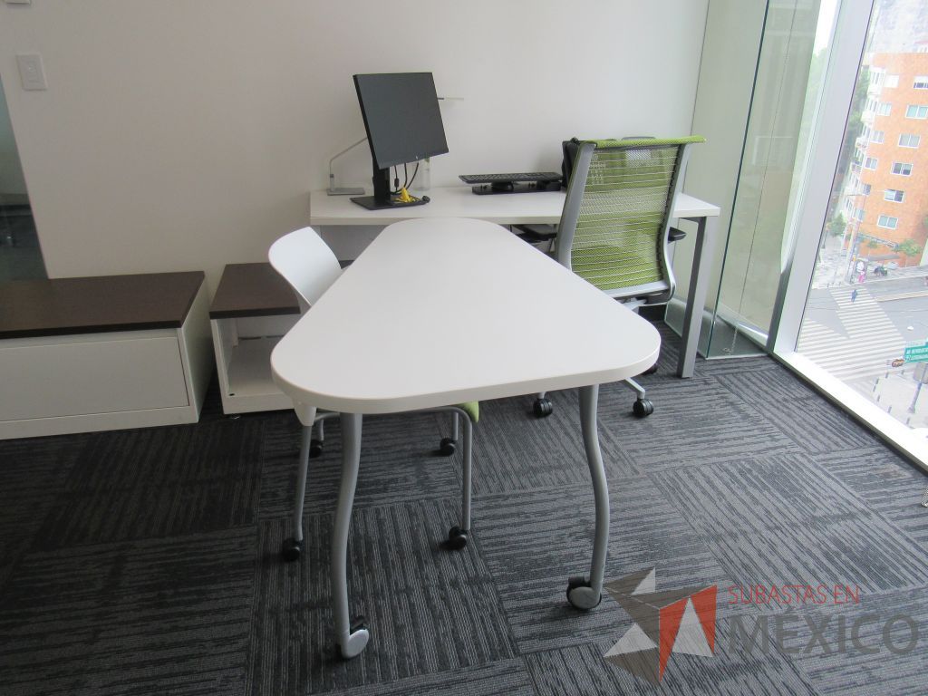 Lote 203 - Escritorio en escuadra con gabinete bajo de pedestal y Gabinete de 1 cajón con cubierta color café. - Imagen 7