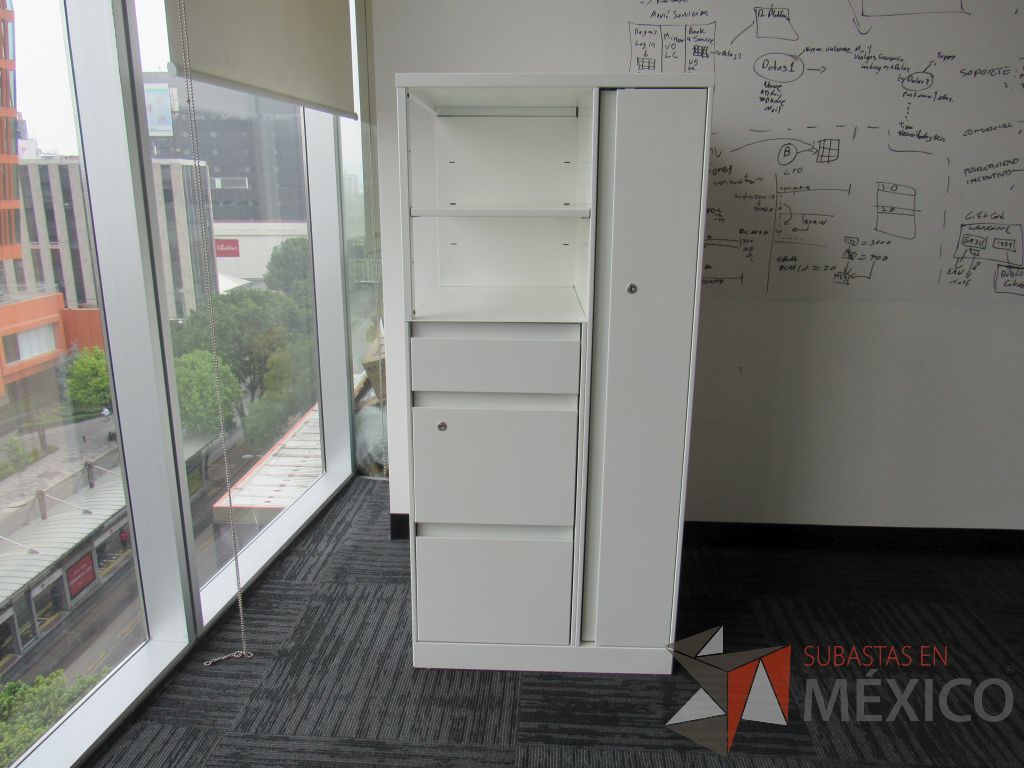 Lote 205 - 2 Gabinetes metálicos con 3 cajones, 1 puerta y 1 entrepaño color blanco.