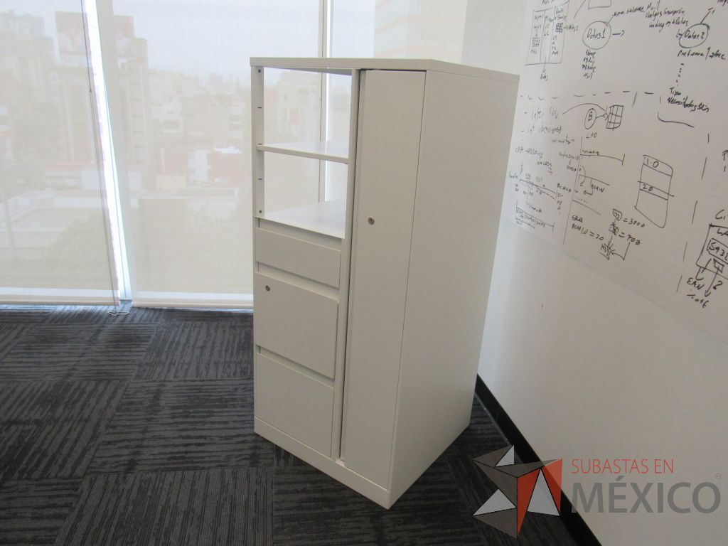 Lote 205 - 2 Gabinetes metálicos con 3 cajones, 1 puerta y 1 entrepaño color blanco. - Imagen 6