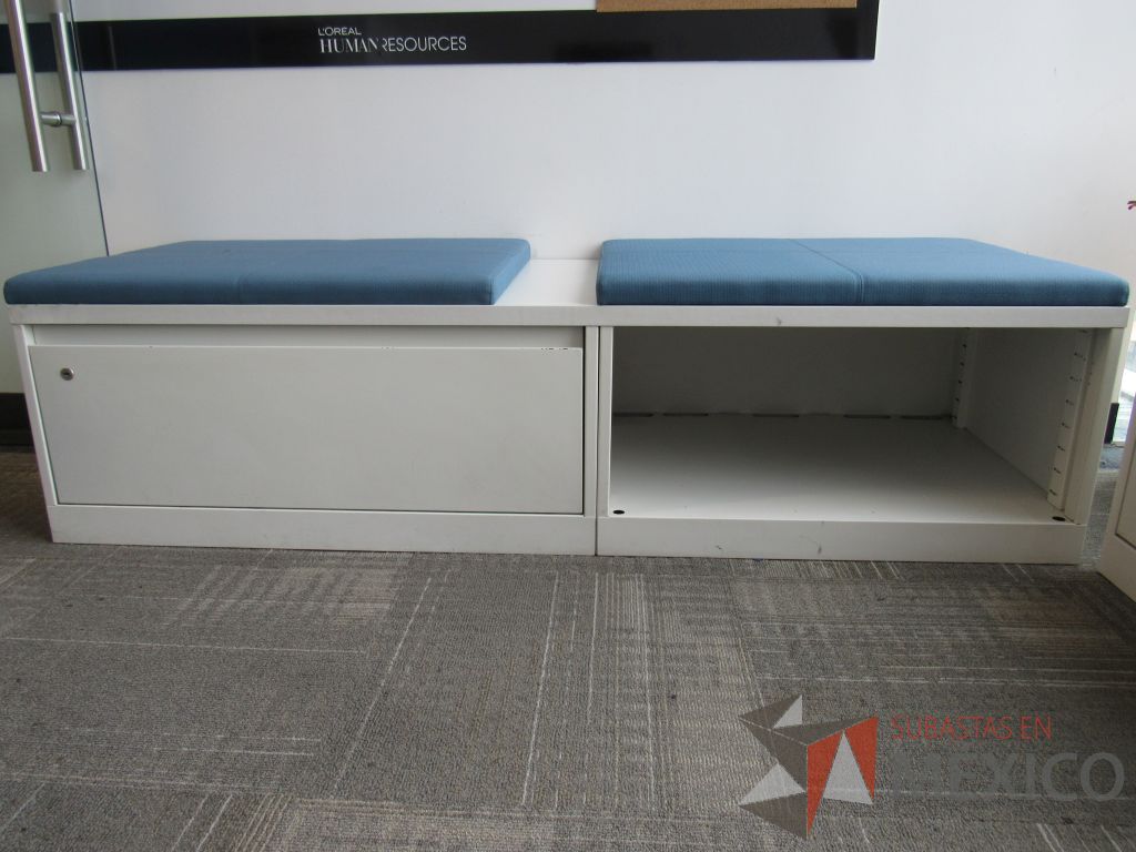 Lote 276 - Credenza tipo madera color blanco, con un cajón, espacio para archivos y cojín en tela color azul. - Imagen 2
