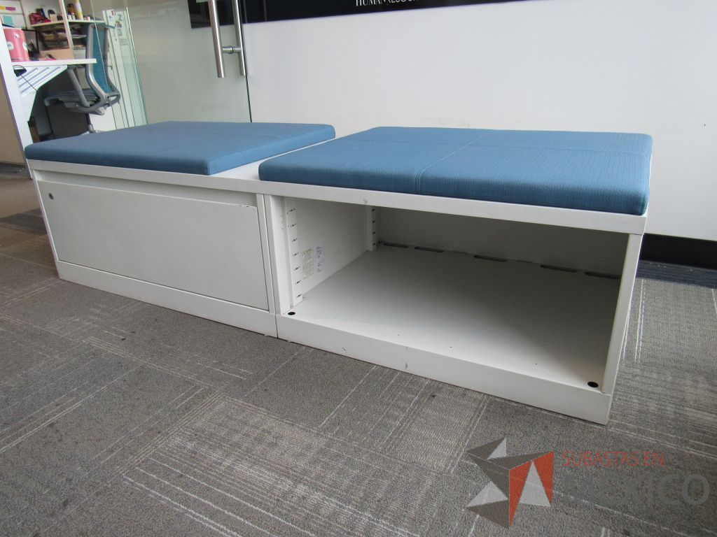 Lote 276 - Credenza tipo madera color blanco, con un cajón, espacio para archivos y cojín en tela color azul. - Imagen 3