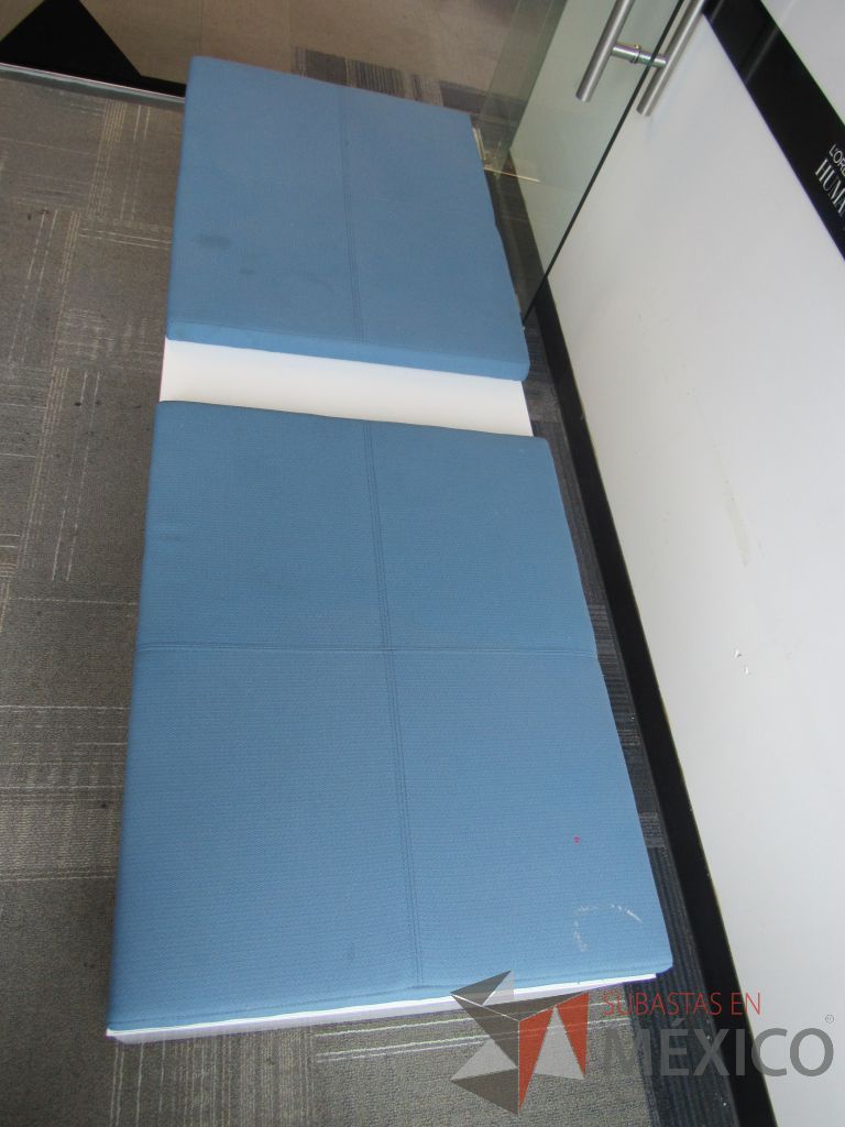 Lote 327 - Credenza tipo madera color blanco, con un cajón, espacio para archivos y cojín en tela color azul. - Imagen 4