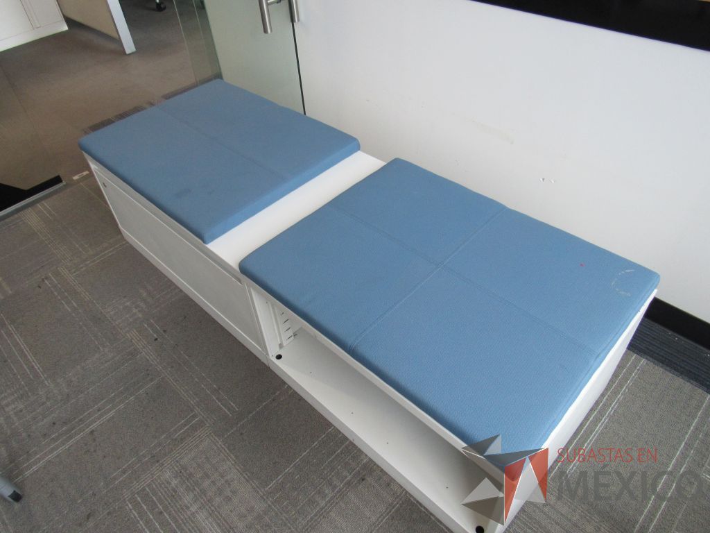 Lote 327 - Credenza tipo madera color blanco, con un cajón, espacio para archivos y cojín en tela color azul. - Imagen 5