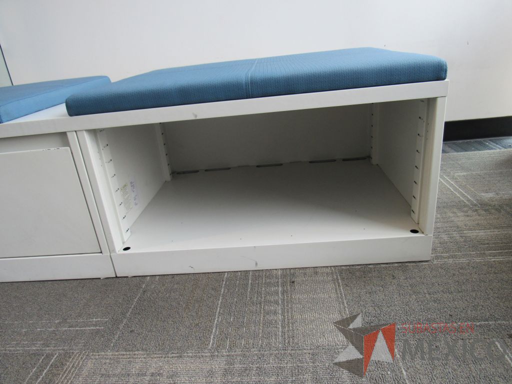 Lote 204 - Credenza tipo madera color blanco, con un cajón, espacio para archivos y cojín en tela color azul. - Imagen 6