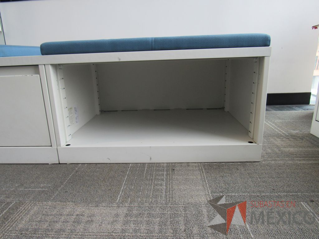 Lote 327 - Credenza tipo madera color blanco, con un cajón, espacio para archivos y cojín en tela color azul. - Imagen 7