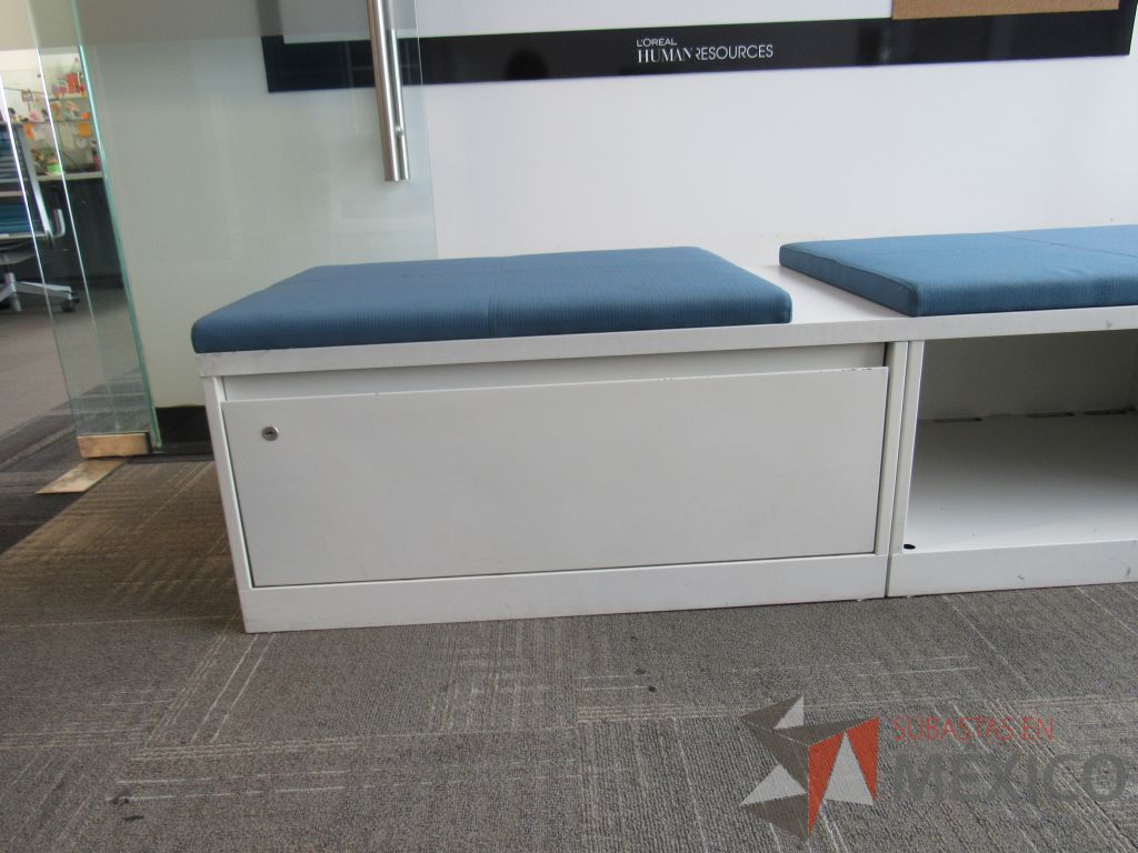 Lote 276 - Credenza tipo madera color blanco, con un cajón, espacio para archivos y cojín en tela color azul. - Imagen 8