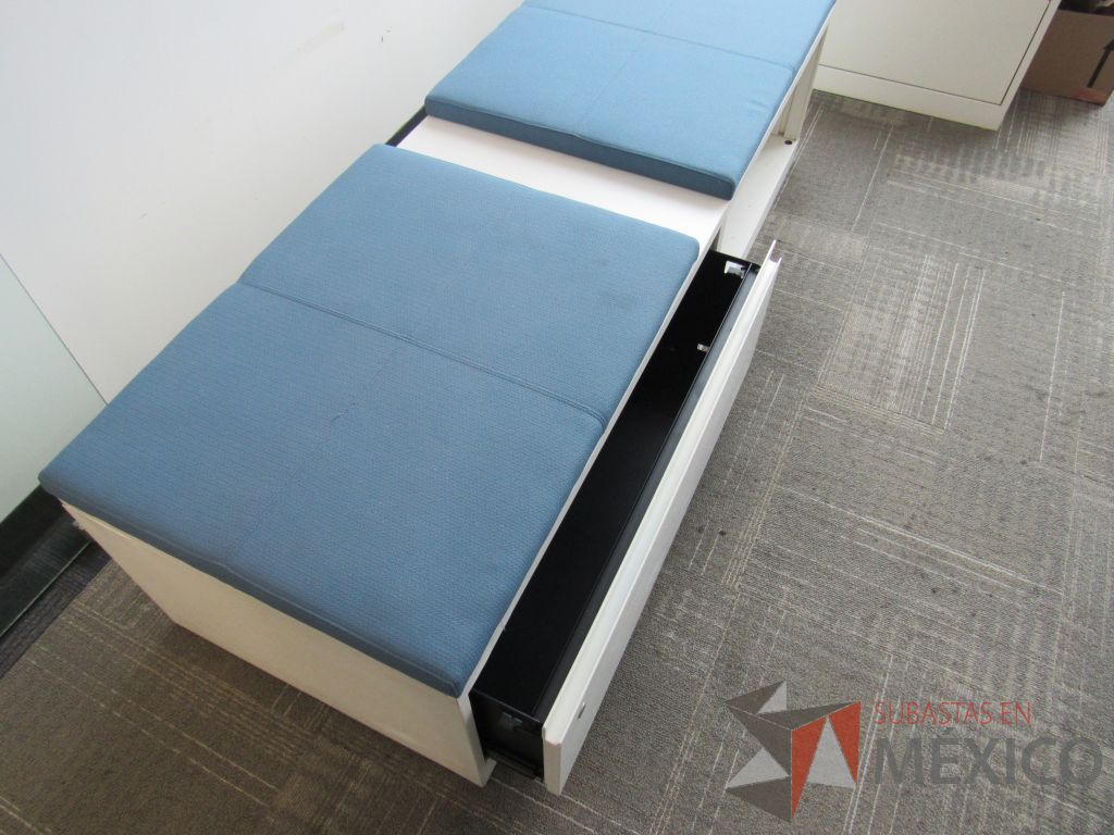 Lote 327 - Credenza tipo madera color blanco, con un cajón, espacio para archivos y cojín en tela color azul. - Imagen 9