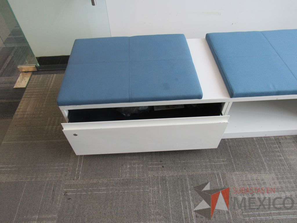 Lote 204 - Credenza tipo madera color blanco, con un cajón, espacio para archivos y cojín en tela color azul. - Imagen 10