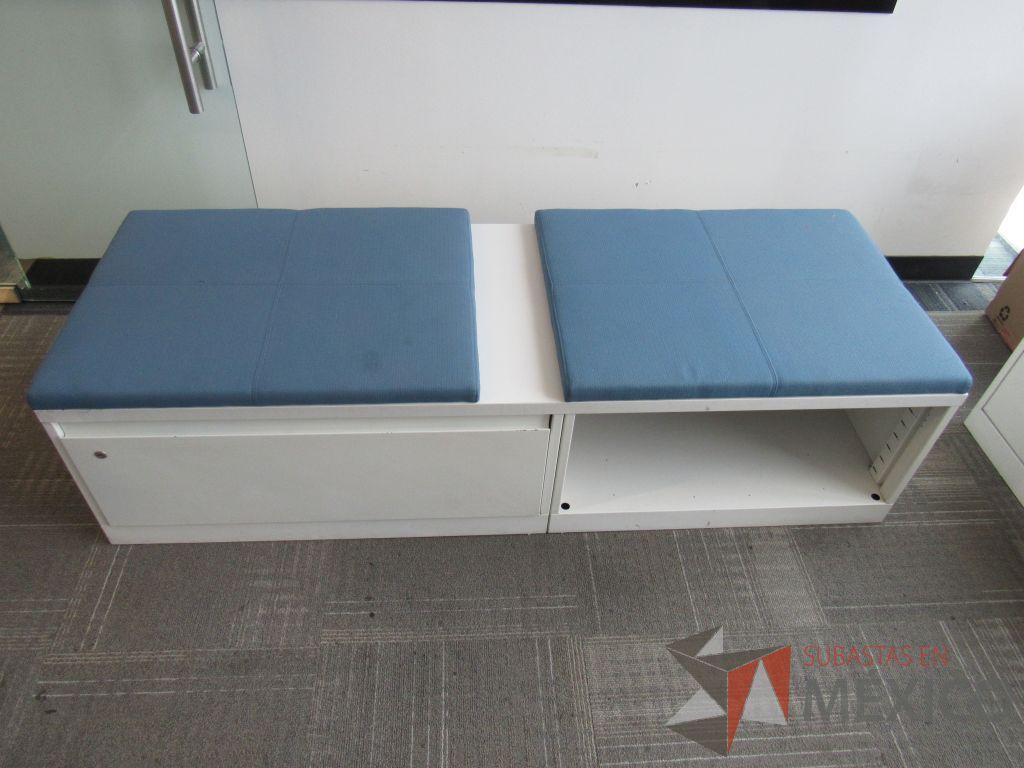 Lote 327 - Credenza tipo madera color blanco, con un cajón, espacio para archivos y cojín en tela color azul. - Imagen 11