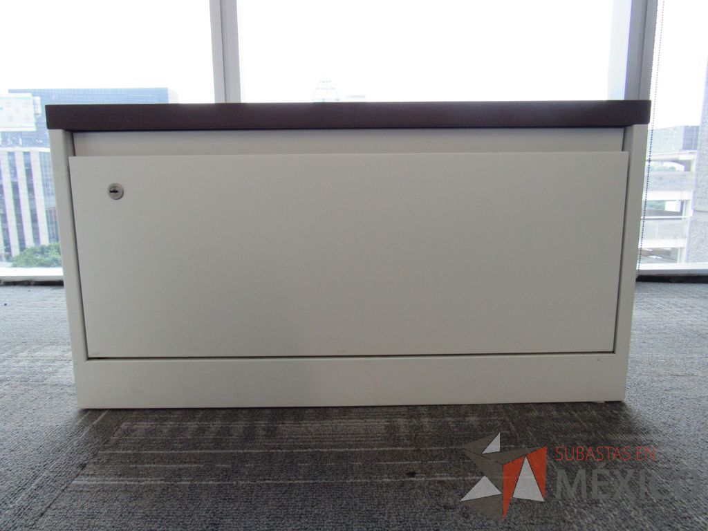Lote 203 - Escritorio en escuadra con gabinete bajo de pedestal y Gabinete de 1 cajón con cubierta color café. - Imagen 8