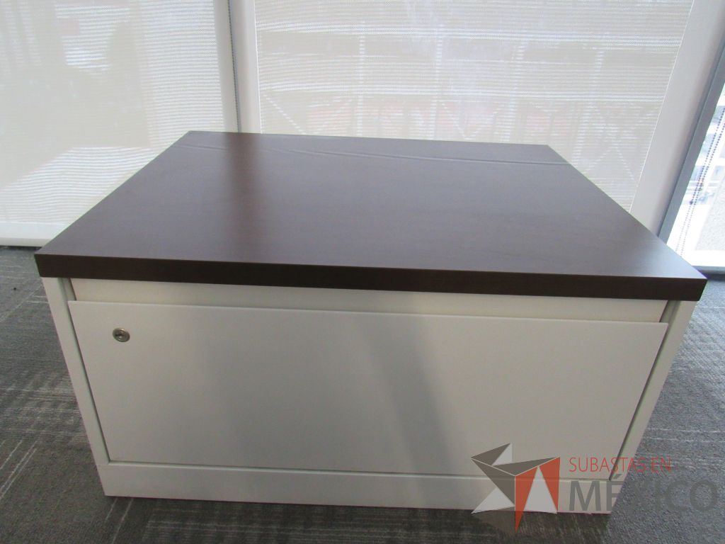 Lote 203 - Escritorio en escuadra con gabinete bajo de pedestal y Gabinete de 1 cajón con cubierta color café. - Imagen 11