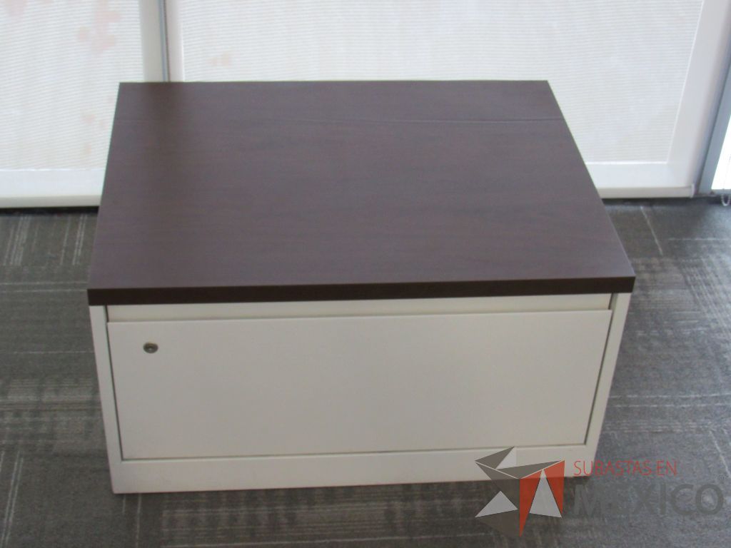 Lote 203 - Escritorio en escuadra con gabinete bajo de pedestal y Gabinete de 1 cajón con cubierta color café. - Imagen 13