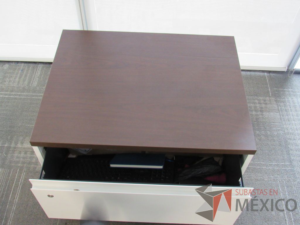 Lote 203 - Escritorio en escuadra con gabinete bajo de pedestal y Gabinete de 1 cajón con cubierta color café. - Imagen 14