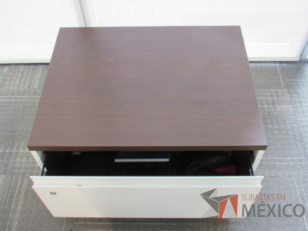 Lote 203 - Escritorio en escuadra con gabinete bajo de pedestal y Gabinete de 1 cajón con cubierta color café. - Imagen 15
