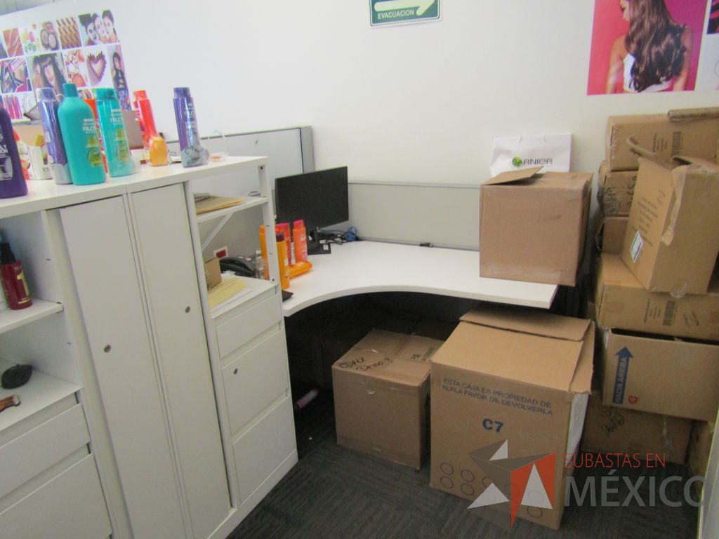 Lote 138 - Estación de trabajo para 6 personas con 6 gabinetes altos metálicos color blanco - Imagen 9