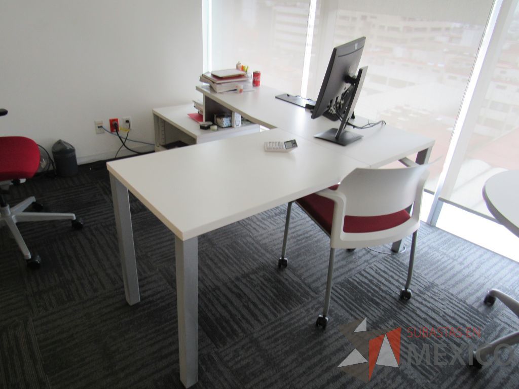 Lote 330 - Escritorio en escuadra con 4 patas metálicas, gabinete de pedestal con espacio para documentos y cubierta color blanco y Gabinete de 1 cajón metálico con cubierta color café. - Imagen 2