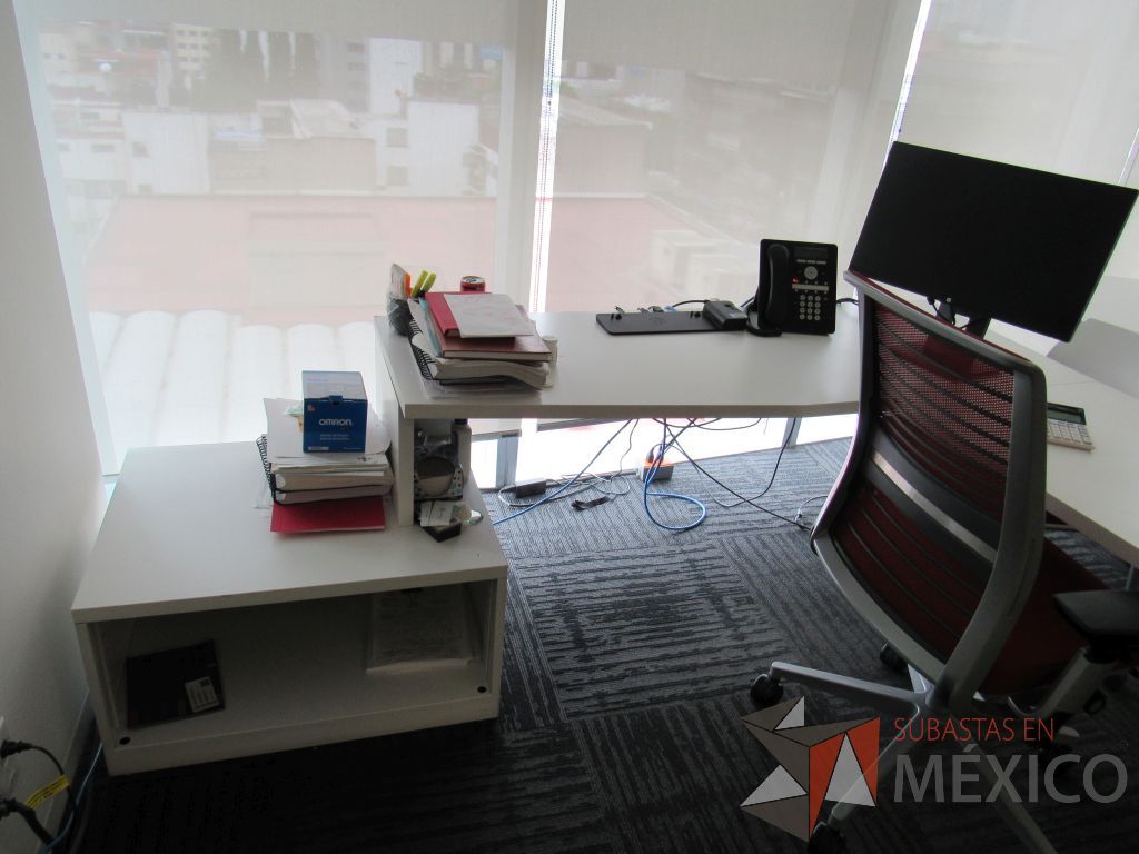 Lote 207 - Escritorio en escuadra con 4 patas metálicas, gabinete de pedestal con espacio para documentos y cubierta color blanco. - Imagen 3
