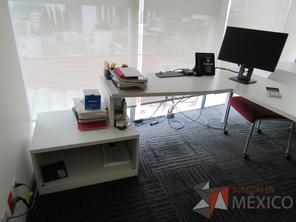Lote 207 - Escritorio en escuadra con 4 patas metálicas, gabinete de pedestal con espacio para documentos y cubierta color blanco. - Imagen 4