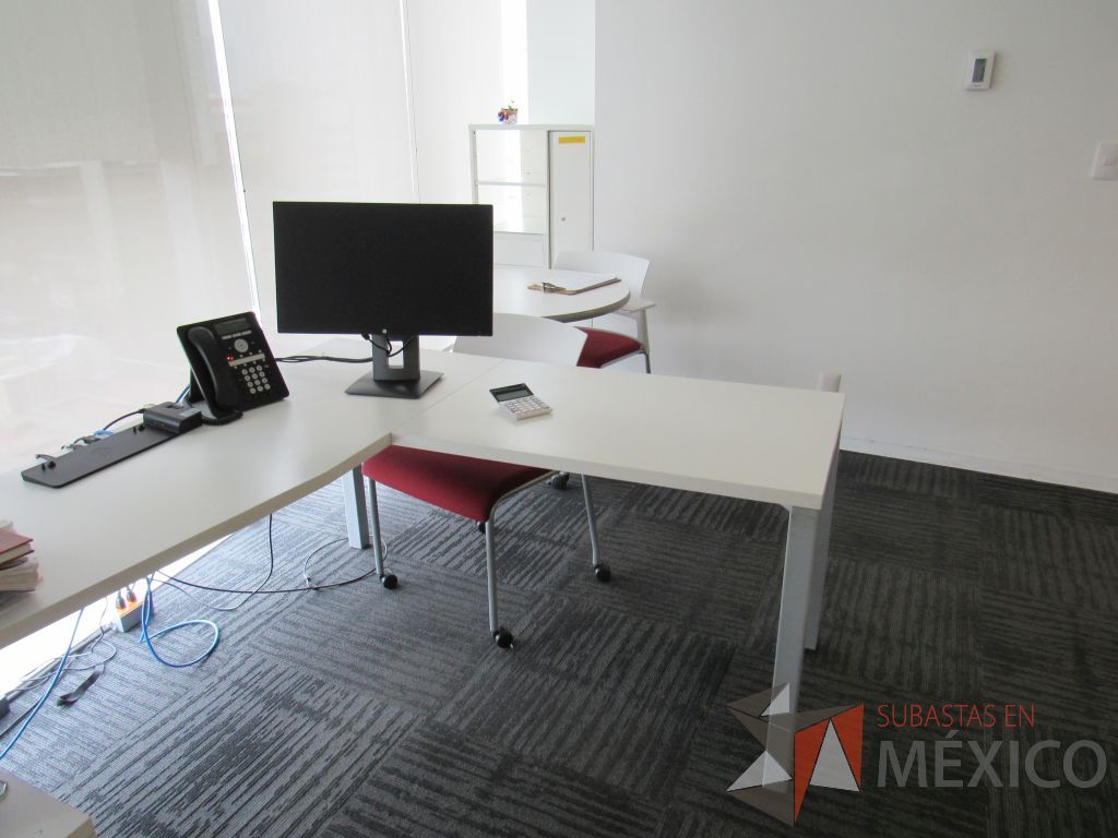 Lote 330 - Escritorio en escuadra con 4 patas metálicas, gabinete de pedestal con espacio para documentos y cubierta color blanco y Gabinete de 1 cajón metálico con cubierta color café. - Imagen 5