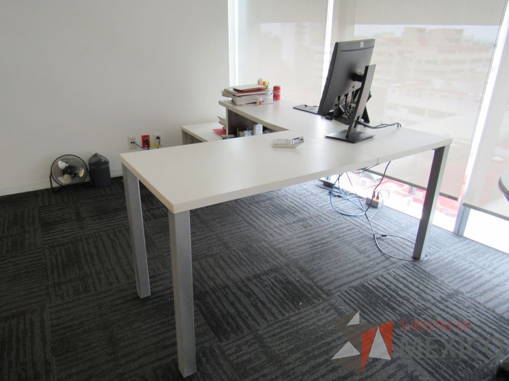 Lote 330 - Escritorio en escuadra con 4 patas metálicas, gabinete de pedestal con espacio para documentos y cubierta color blanco y Gabinete de 1 cajón metálico con cubierta color café. - Imagen 6