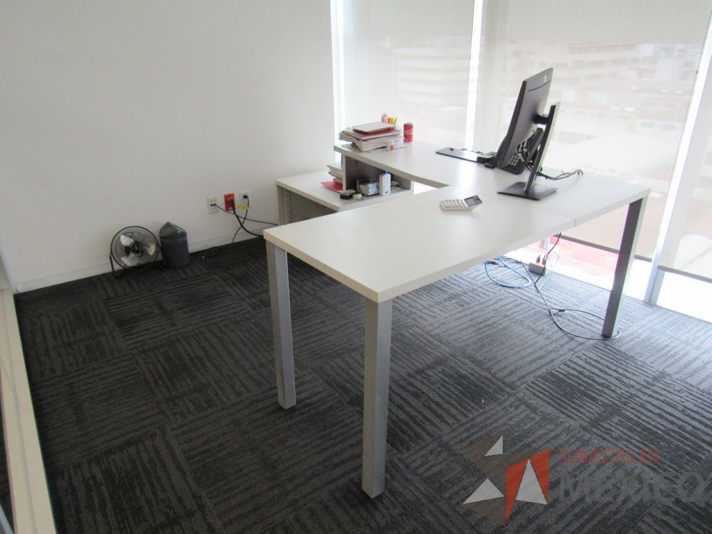 Lote 207 - Escritorio en escuadra con 4 patas metálicas, gabinete de pedestal con espacio para documentos y cubierta color blanco. - Imagen 7