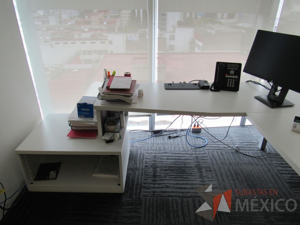 Lote 207 - Escritorio en escuadra con 4 patas metálicas, gabinete de pedestal con espacio para documentos y cubierta color blanco. - Imagen 8