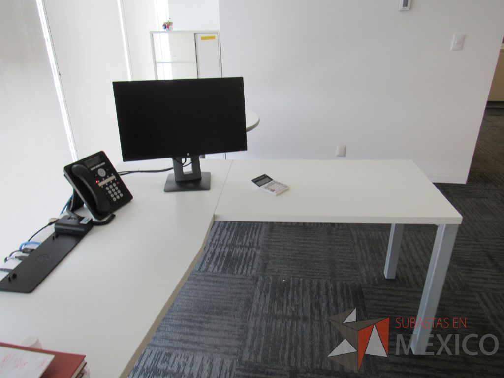 Lote 207 - Escritorio en escuadra con 4 patas metálicas, gabinete de pedestal con espacio para documentos y cubierta color blanco. - Imagen 9