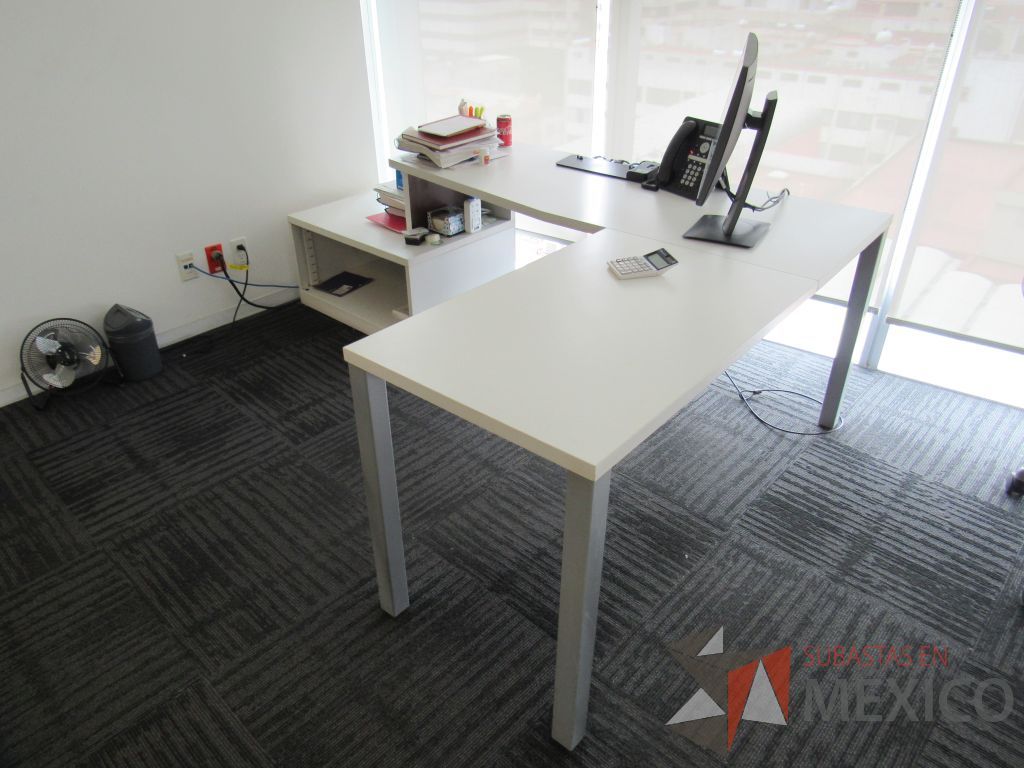 Lote 207 - Escritorio en escuadra con 4 patas metálicas, gabinete de pedestal con espacio para documentos y cubierta color blanco. - Imagen 10