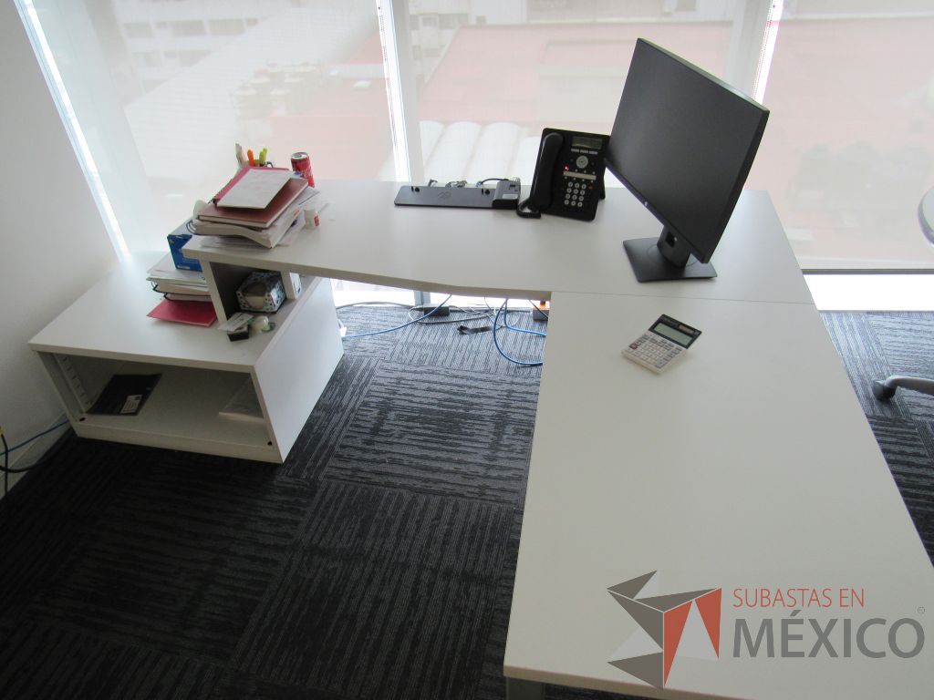 Lote 207 - Escritorio en escuadra con 4 patas metálicas, gabinete de pedestal con espacio para documentos y cubierta color blanco. - Imagen 11