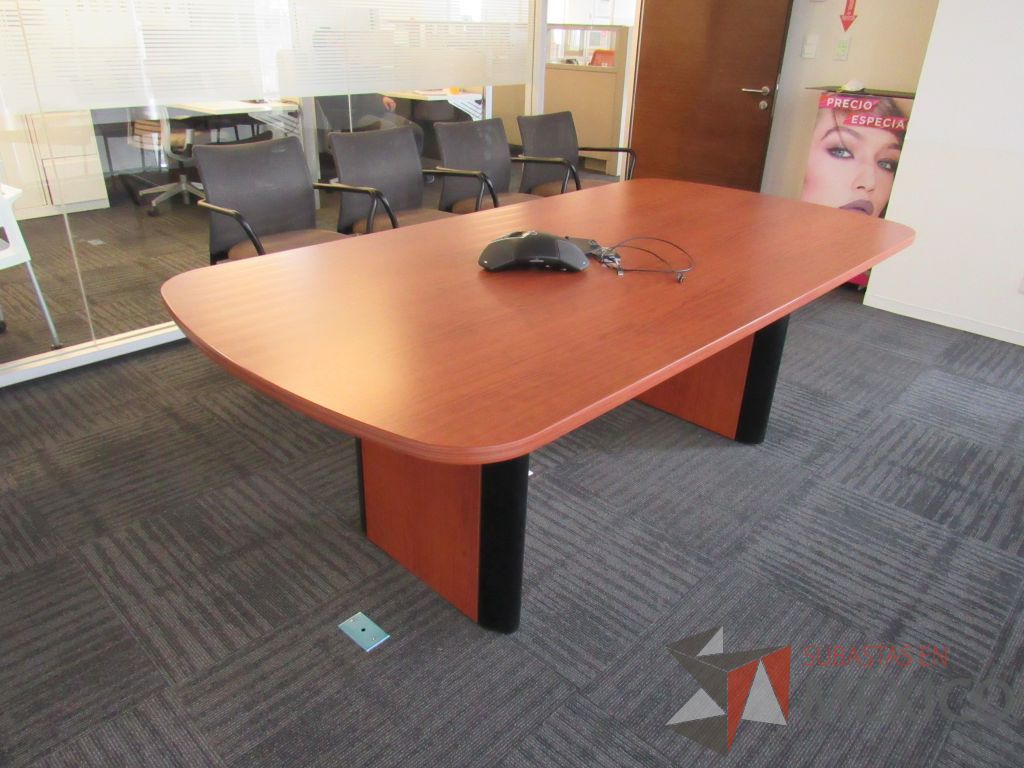 Lote 208 - Mesa de sala de juntas para 6 personas con accesorios para conexión y cubierta color café.