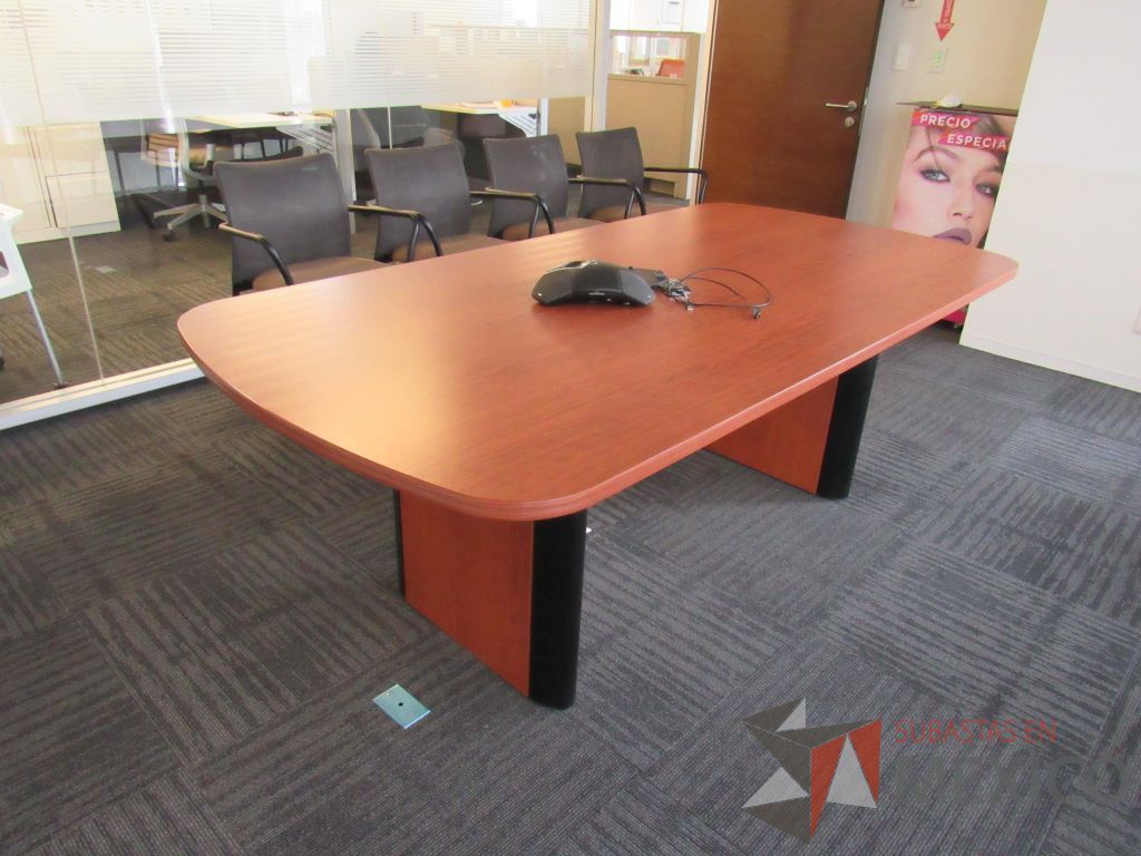 Lote 208 - Mesa de sala de juntas para 6 personas con accesorios para conexión y cubierta color café. - Imagen 3