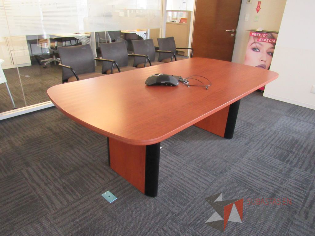 Lote 208 - Mesa de sala de juntas para 6 personas con accesorios para conexión y cubierta color café. - Imagen 4