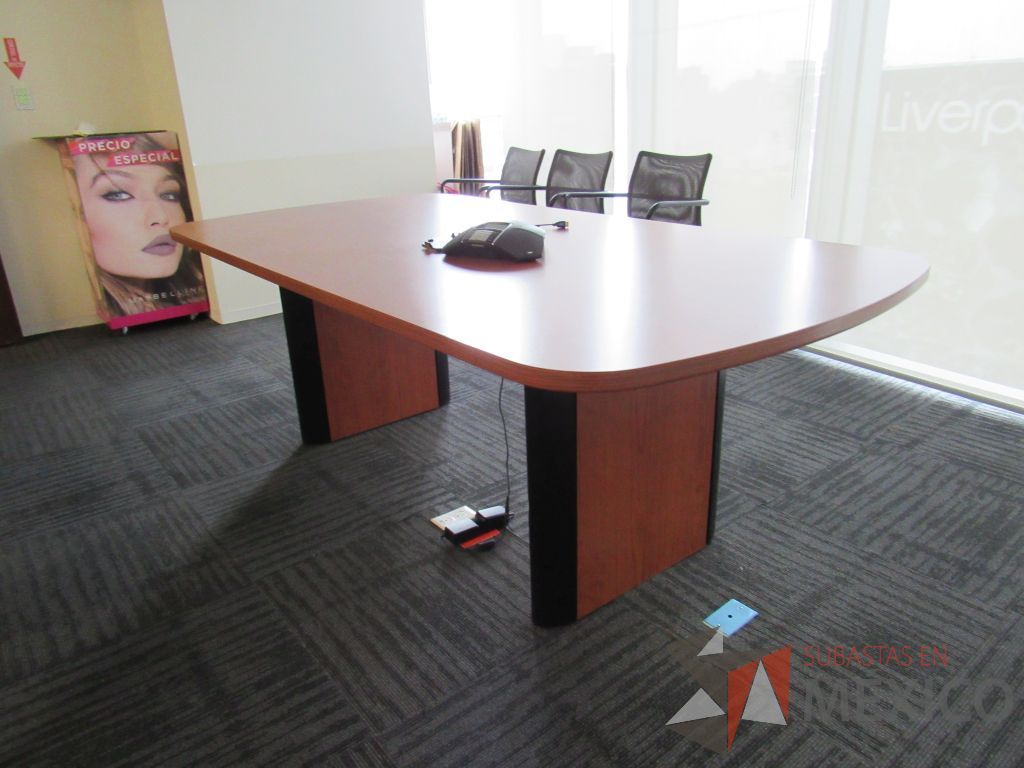 Lote 208 - Mesa de sala de juntas para 6 personas con accesorios para conexión y cubierta color café. - Imagen 8