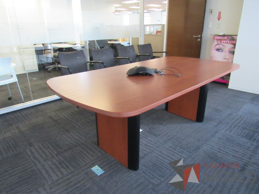 Lote 208 - Mesa de sala de juntas para 6 personas con accesorios para conexión y cubierta color café. - Imagen 9