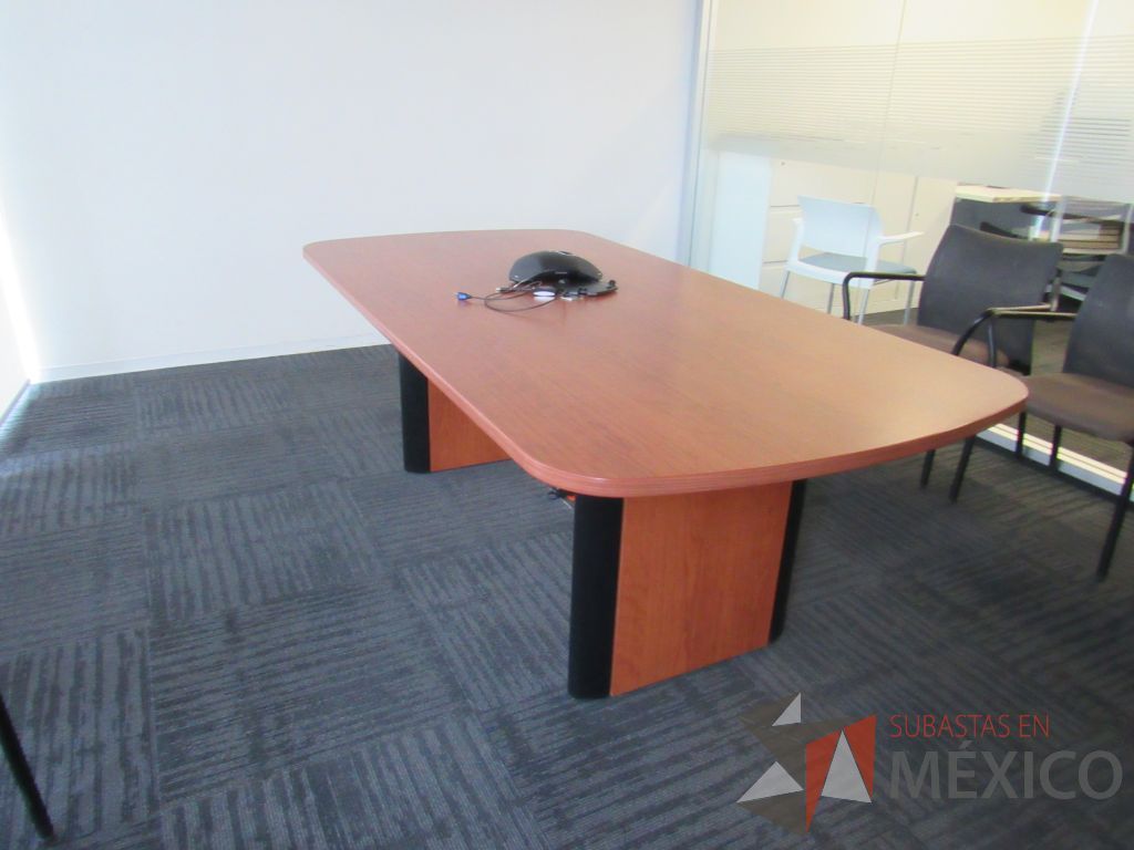Lote 208 - Mesa de sala de juntas para 6 personas con accesorios para conexión y cubierta color café. - Imagen 10