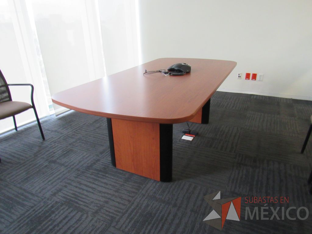 Lote 208 - Mesa de sala de juntas para 6 personas con accesorios para conexión y cubierta color café. - Imagen 11
