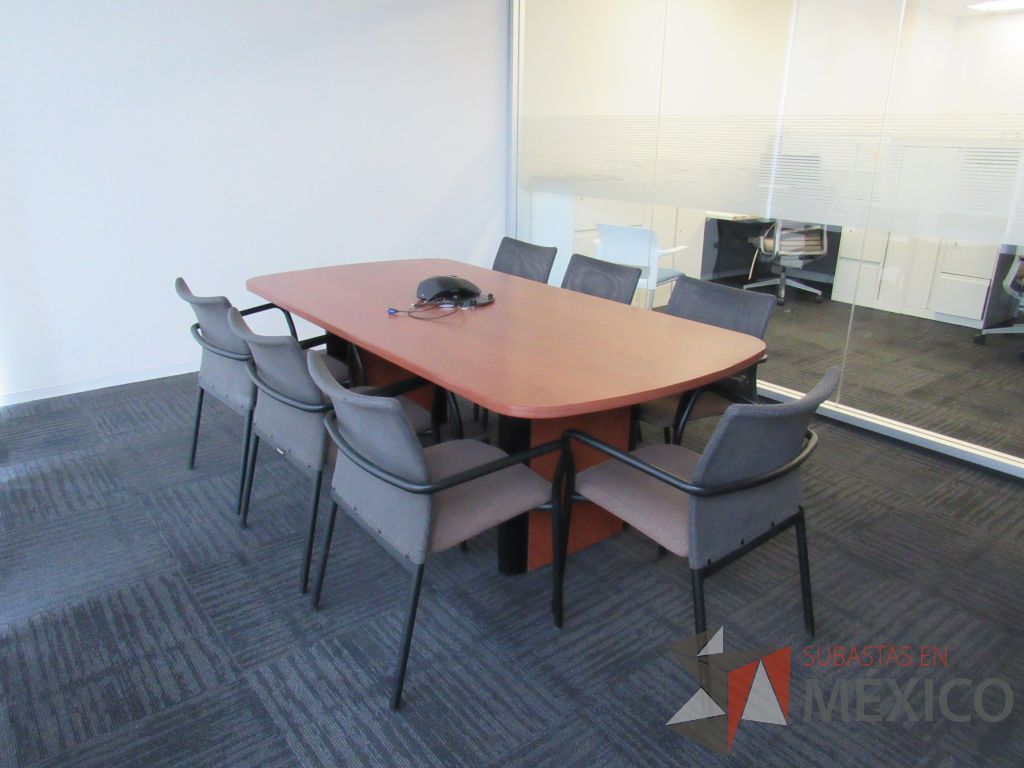 Lote 208 - Mesa de sala de juntas para 6 personas con accesorios para conexión y cubierta color café. - Imagen 12