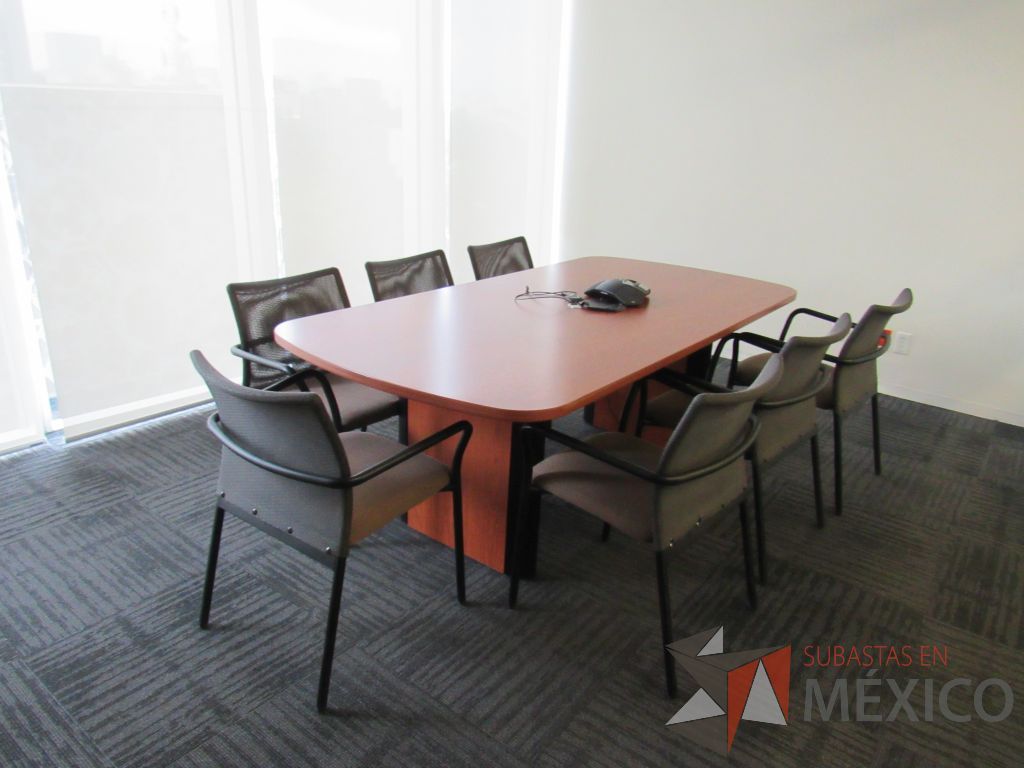 Lote 208 - Mesa de sala de juntas para 6 personas con accesorios para conexión y cubierta color café. - Imagen 13