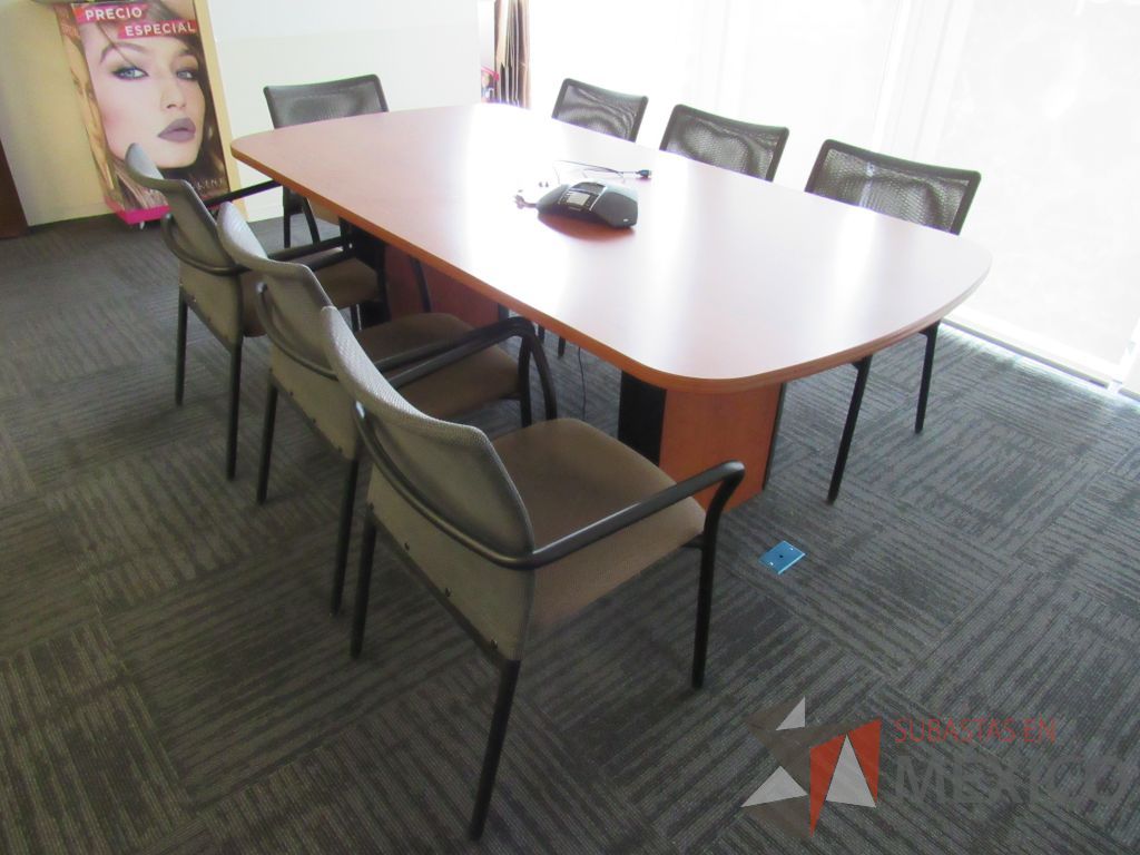 Lote 208 - Mesa de sala de juntas para 6 personas con accesorios para conexión y cubierta color café. - Imagen 14