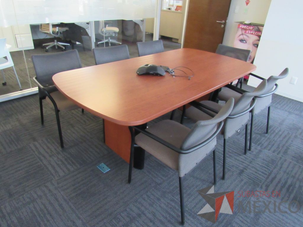 Lote 208 - Mesa de sala de juntas para 6 personas con accesorios para conexión y cubierta color café. - Imagen 15