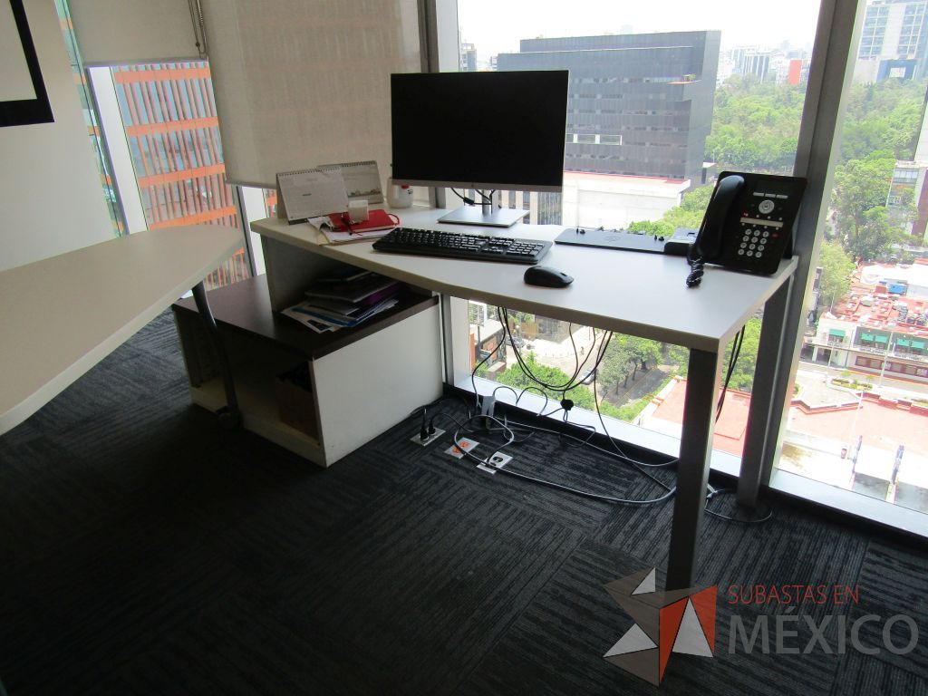 Lote 278 - Oficina Operativa con Escritorio, Mesa de Apoyo Triangular con Ruedas y Gabinete - Imagen 2