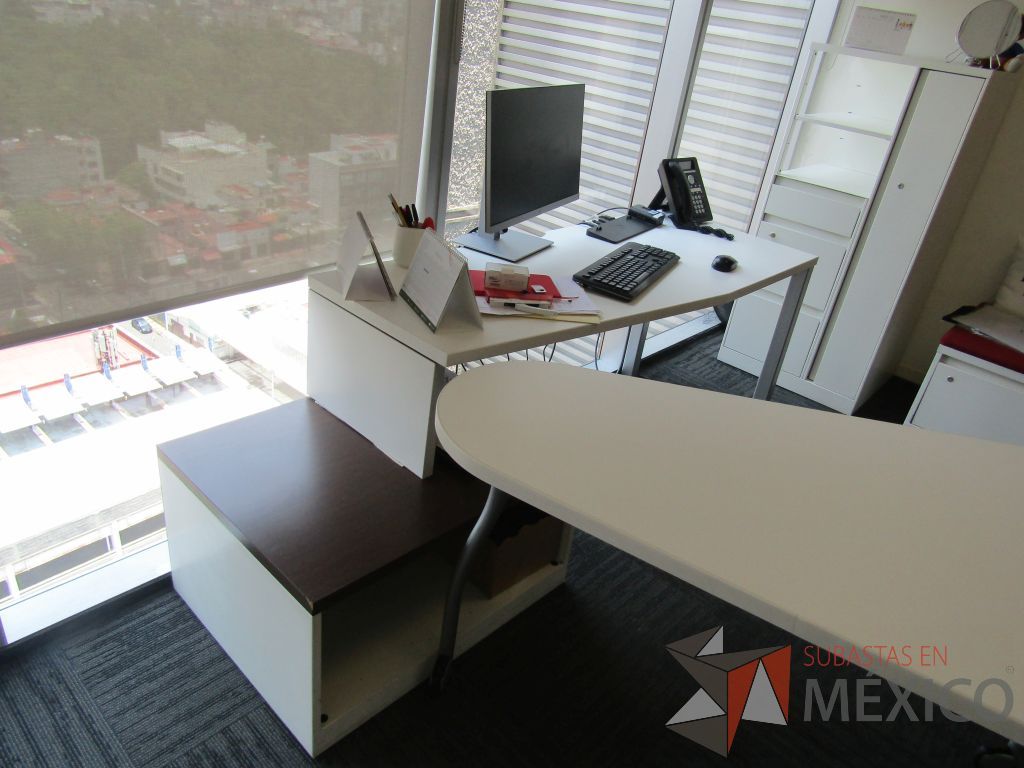 Lote 109 - Oficina Operativa con Escritorio, Mesa de Apoyo Triangular con Ruedas y Gabinete - Imagen 7