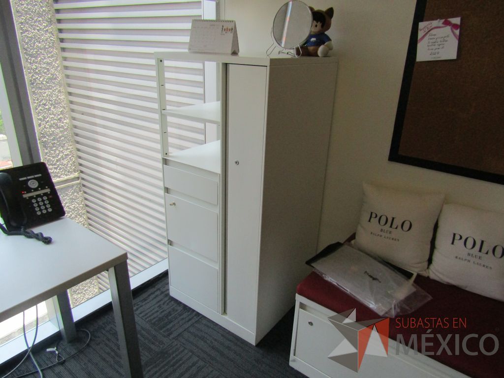 Lote 264 - Gabinete metálico con 3 cajones, 1 puerta y 1 entrepaño color blanco. - Imagen 3