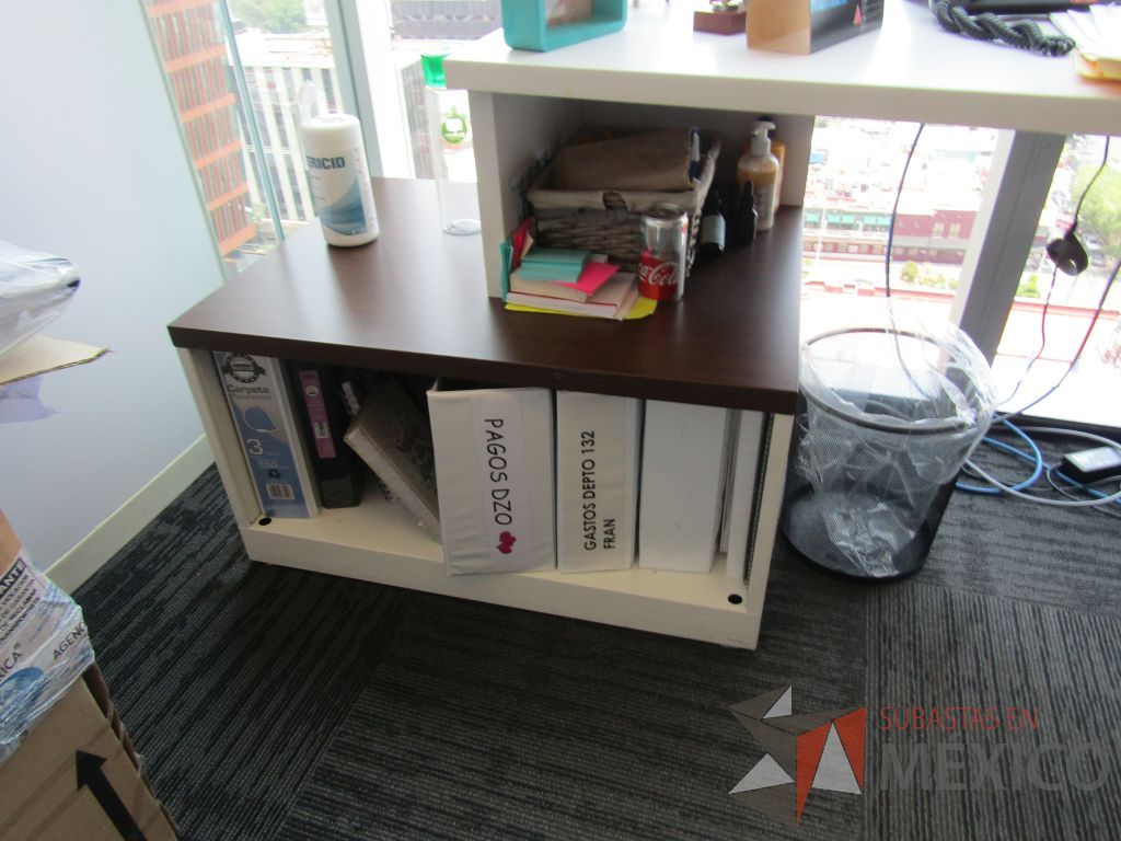 Lote 109 - Oficina Operativa con Escritorio, Mesa de Apoyo Triangular con Ruedas y Gabinete - Imagen 19