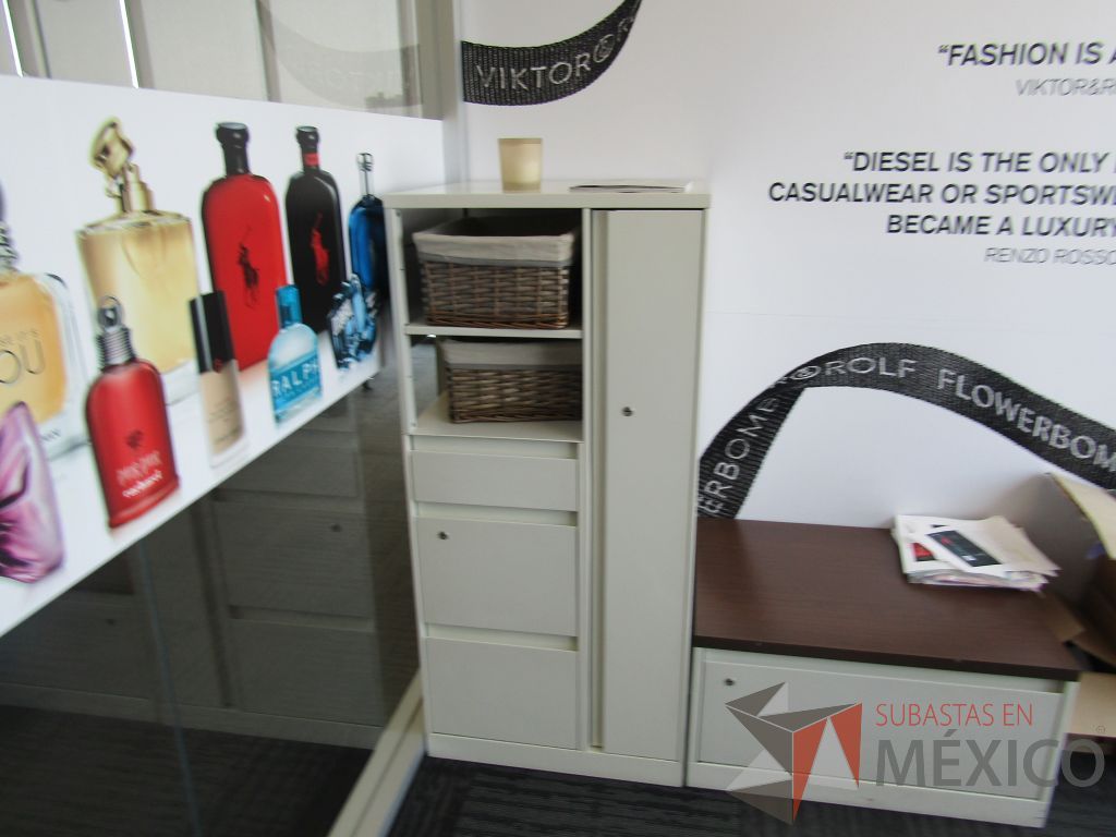Lote 109 - Oficina Operativa con Escritorio, Mesa de Apoyo Triangular con Ruedas y Gabinete - Imagen 20